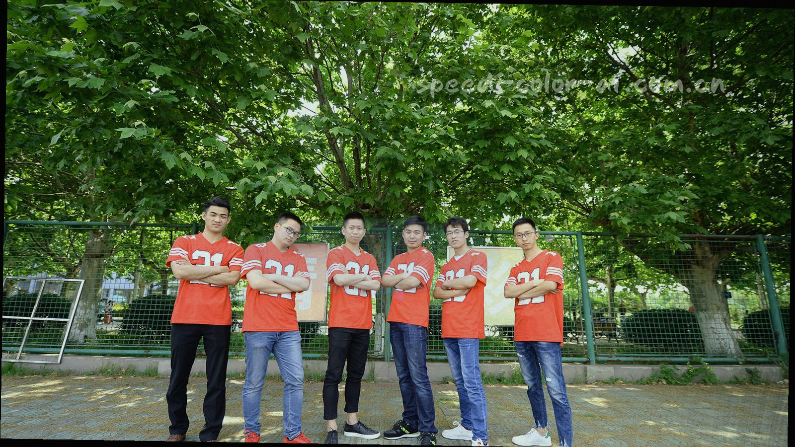 横向延展的电光蓝与荧光橙速度线，像刷新中的信息屏，不出现人物和文字。